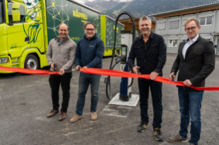 Der erste eTruck-Ladepark ist offiziell eröffnet. V.l.n.r. Stephan Oberli, Francesco Romano von der Scania Schweiz AG und Mike Ritter, Tim Kuschel von der Käppeli Logistik AG in Sargans.