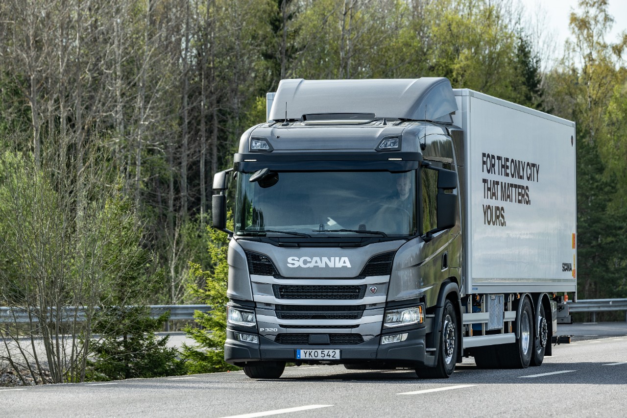 Scania forvogn med fast kasse og lift
