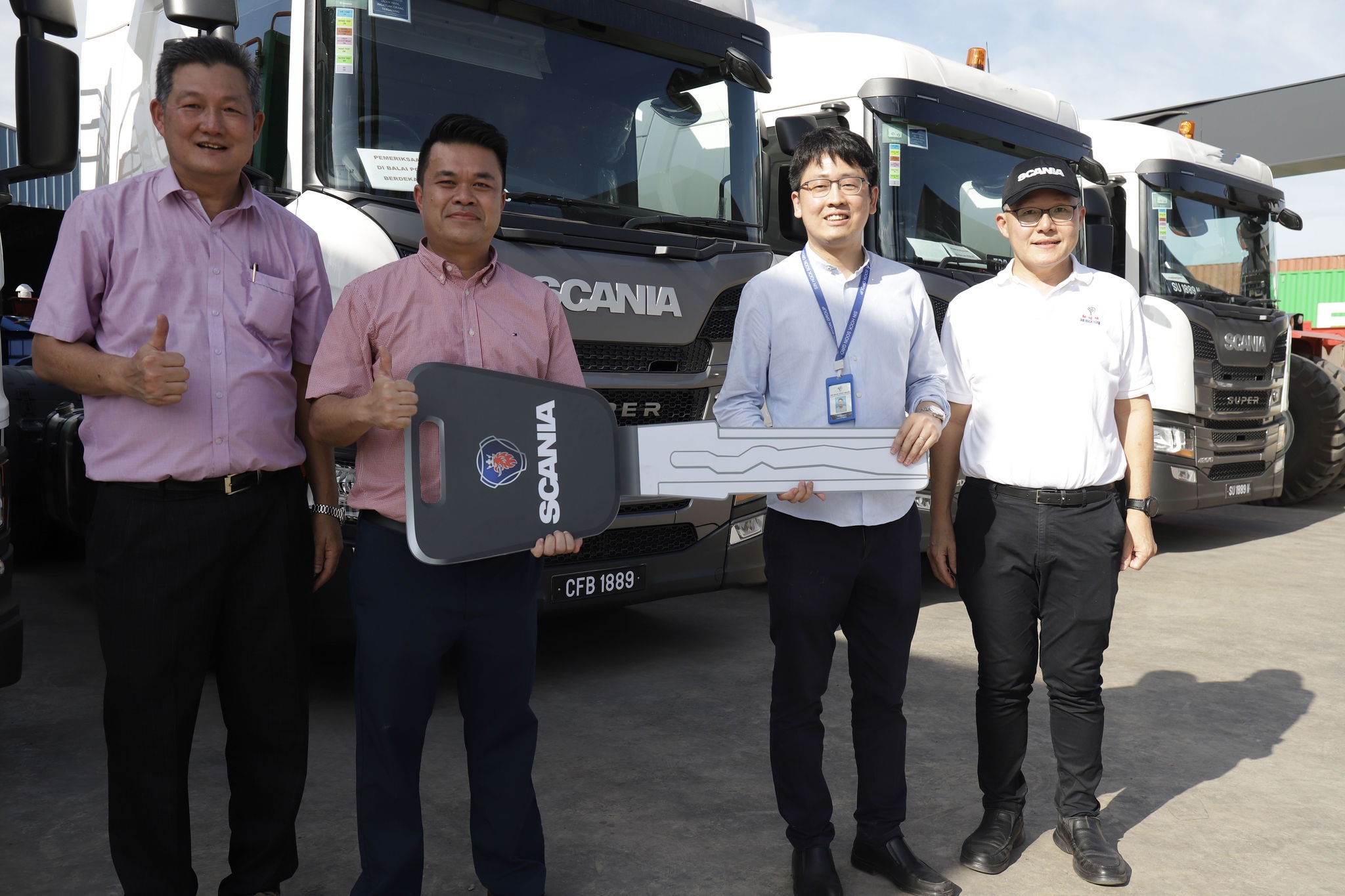 As part of the event, Mr. Shawn Yew, Director of Sin Hock Soon Group, formally received the keys to the trucks from Mr. Gary Chin, Solution Sales Director for Trucks of Scania Southeast Asia, signifying the continued collaboration between both companies.