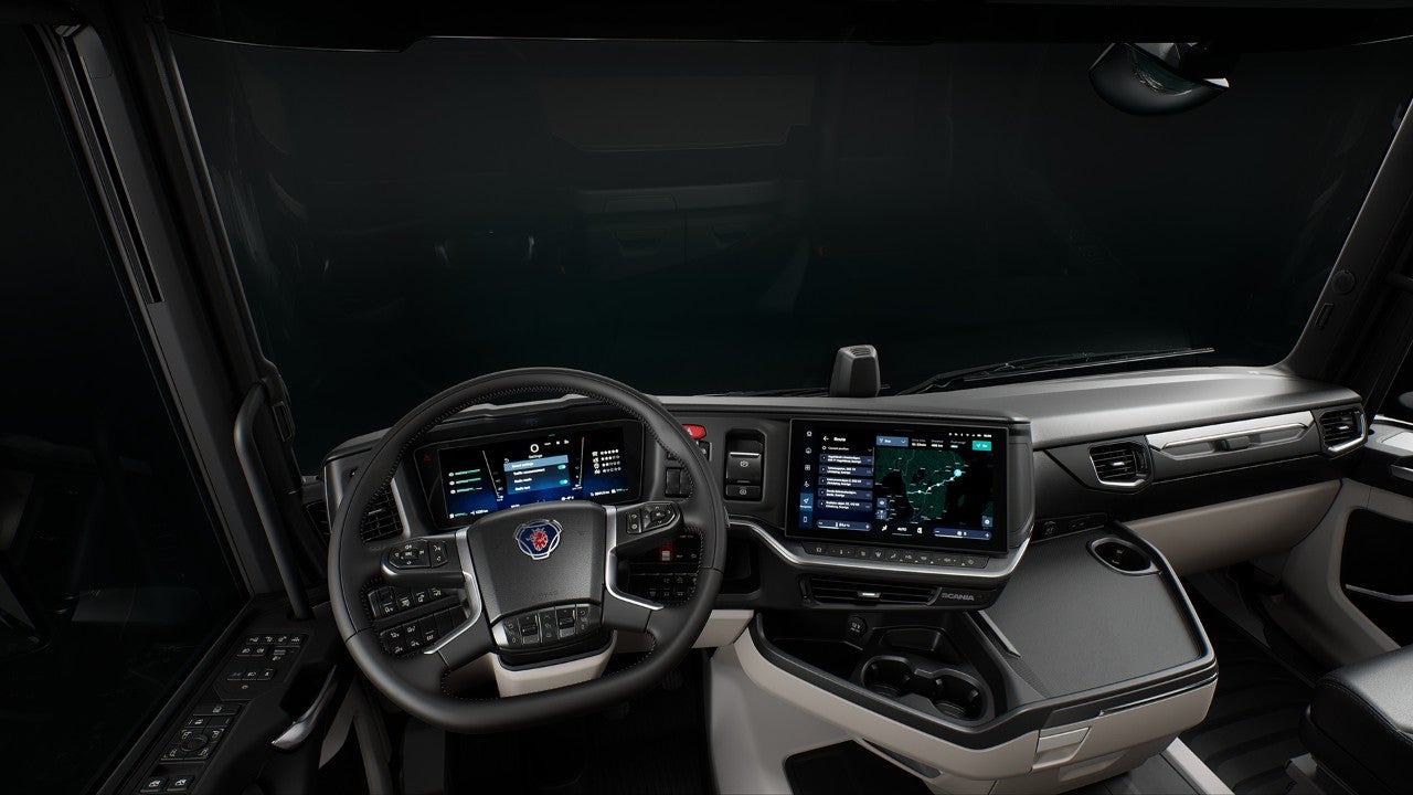Scania Smart Dash ist der neueste Fortschritt bei den Mensch-Maschine-Schnittstellen-Lösungen für Fahrerplätze in schweren Lkw. Der Fahrer wählt aus, welche Informationen angezeigt oder weggelassen werden sollen. Die gesamte Einrichtung ist intuitiv und benutzerfreundlich mit einer intelligenten Mischung aus physischen und digitalen Bedienelementen, die eine gute Übersicht bieten und eine kognitive Überlastung vermeiden.
