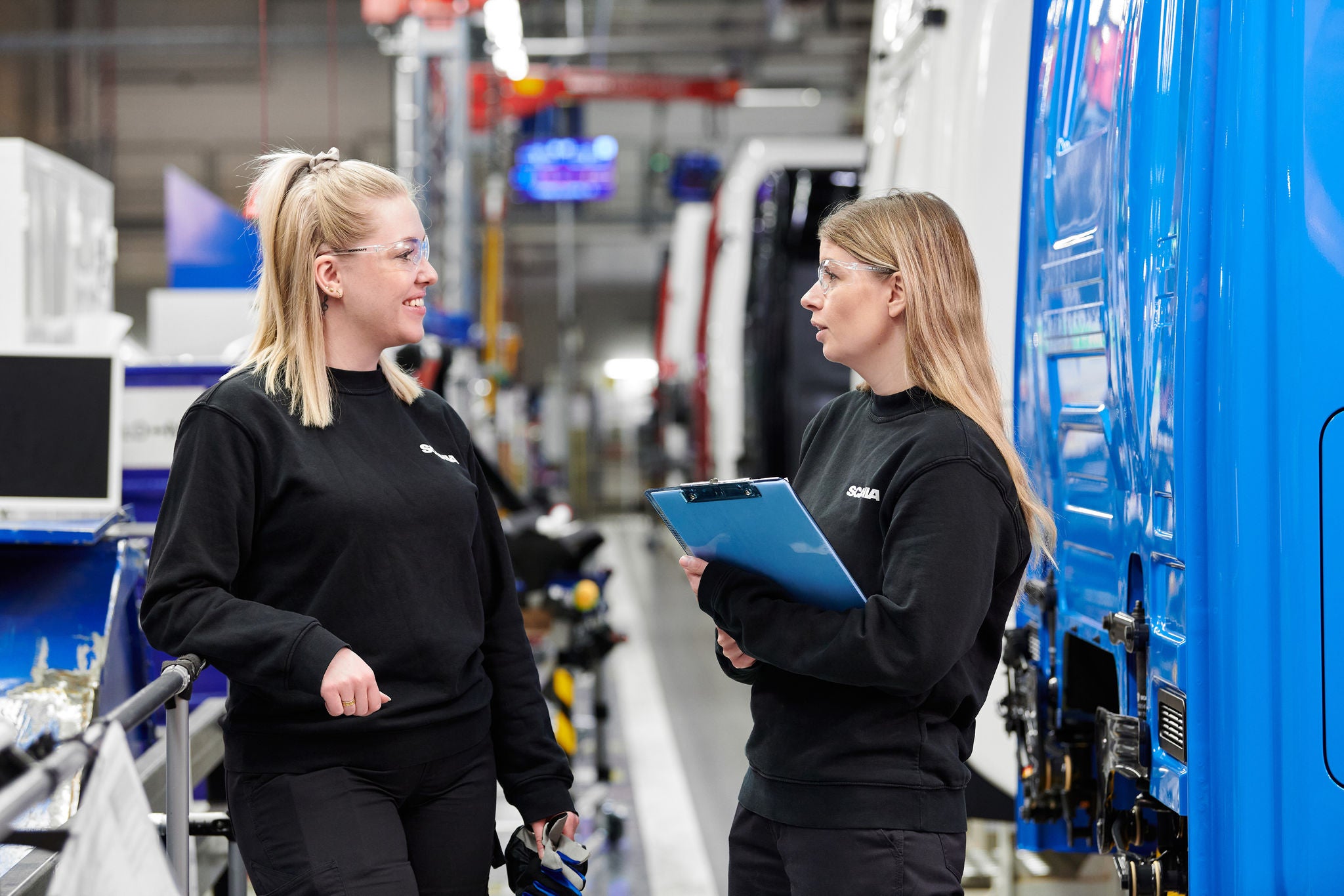 Två tekniker i vår hyttfabrik