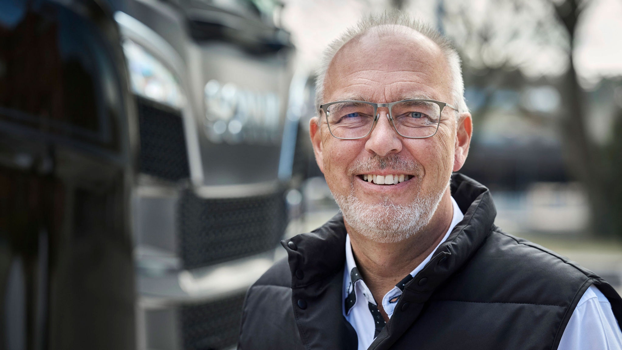 Mats Holmstrand, Product Planning Manager at Scania e-Mobility standing in front of a Scania truck
