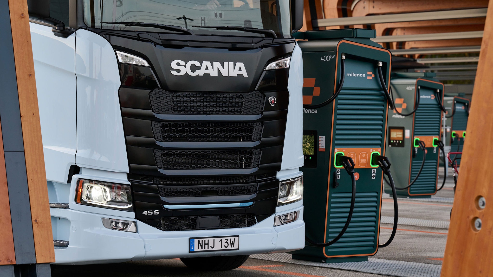 An electric Scania 45 S charging at a Milence charging station