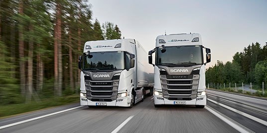 Scania Super lastbilar i vit färg