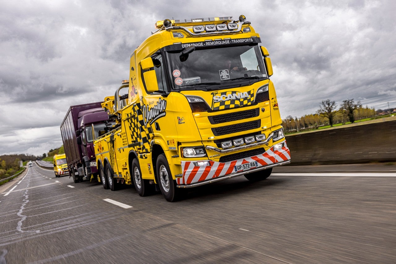 Une dépanneuse poids lourds du groupe Chauvin et son châssis 8x4 avec moteur Scania V8 de 660 ch.