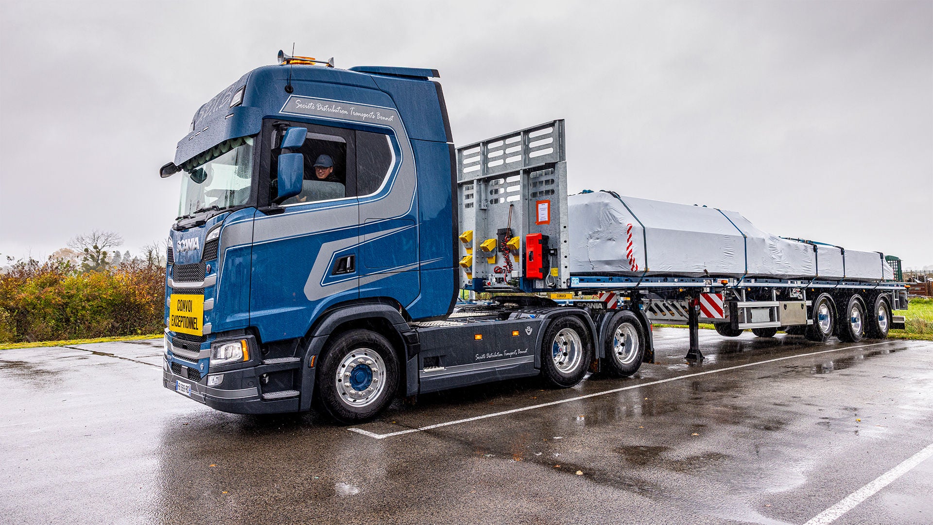 SDTB a récemment fait l’acquisition de deux tracteurs Scania V8 de 590 ch.
