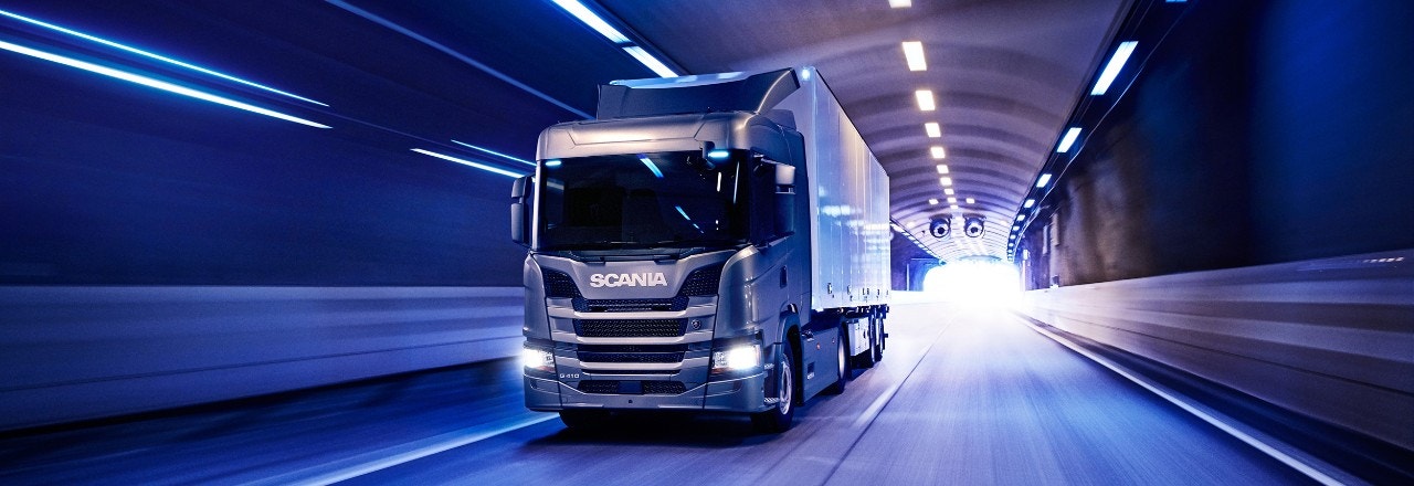 Scania lastbil i tunnel