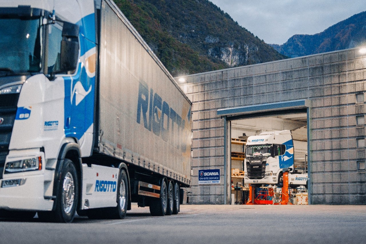 Camion Scania ibrido con pannelli solari