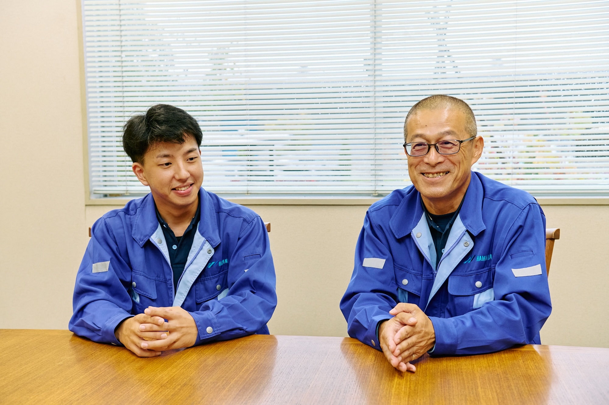 左からドライバーの濱田 貴仁氏と越川 敦史氏