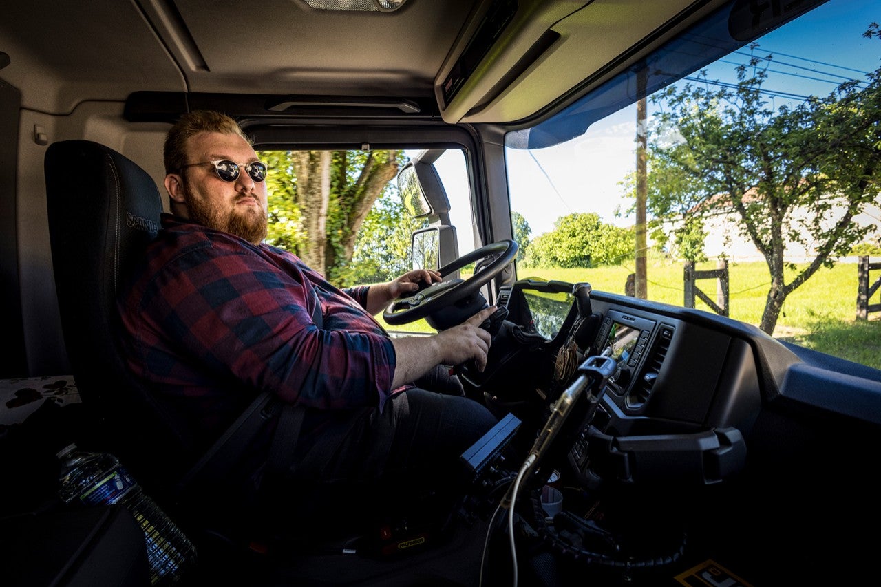 Albéric Guindre, conducteur de l’exploitation familiale, au volant du Scania gaz 6x4.