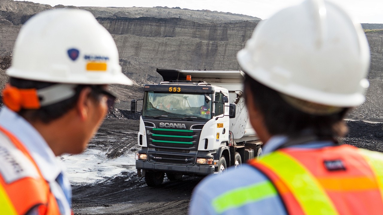Dos hombres y un camión en un entorno de minería