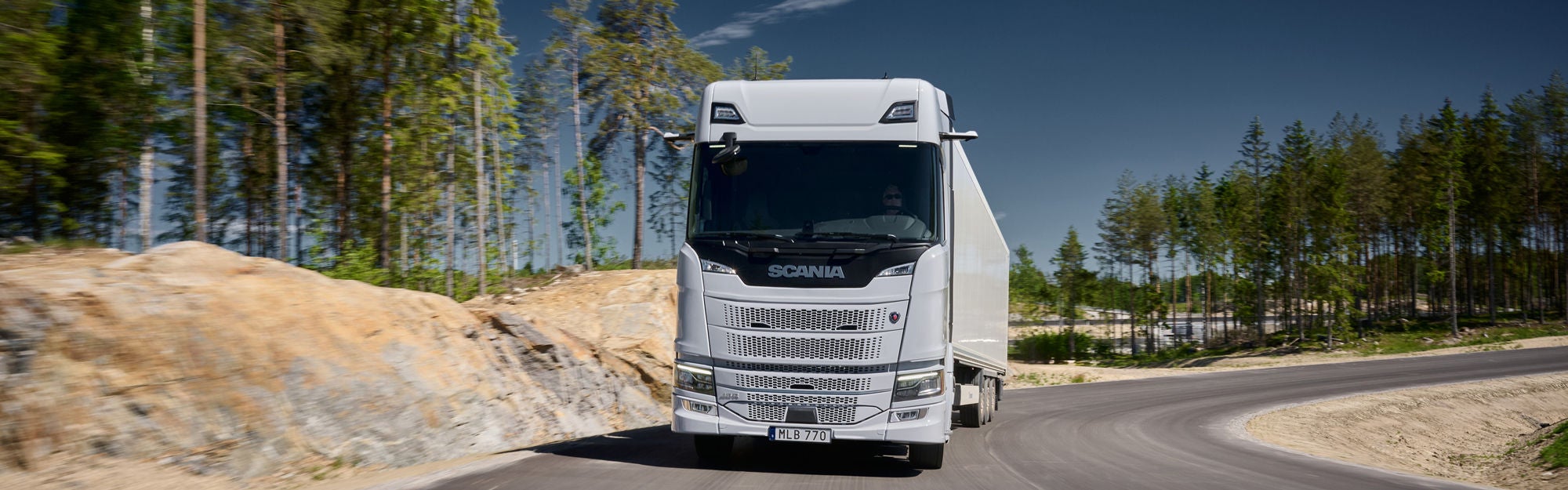 Elektrické nákladní vozidlo Scania 45-R 4×2 v krajině