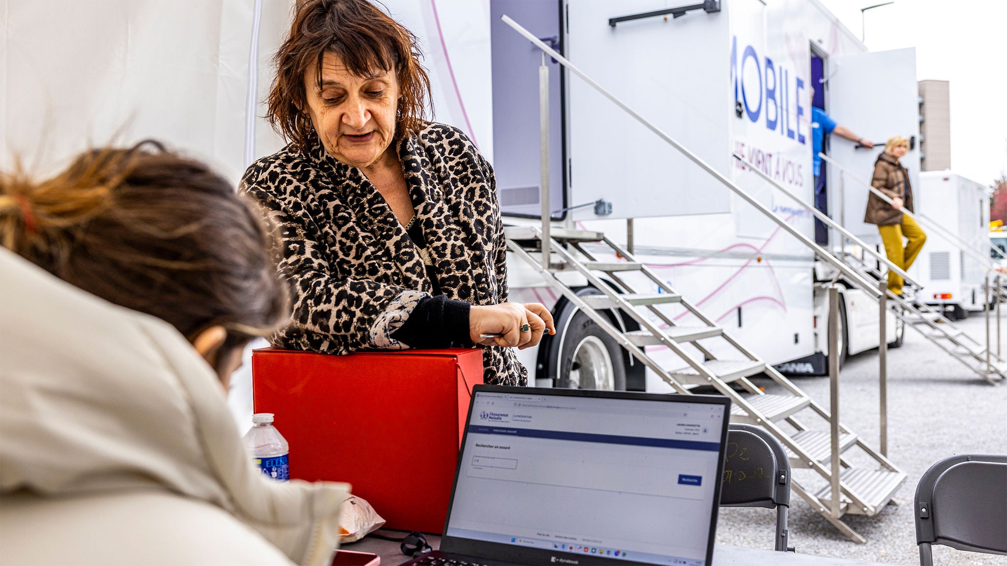 Pour gagner en efficacité sur ses campagnes mobiles, Nathalie Tissier, responsable prévention de la CPAM 93, choisit des emplacements stratégiques (mairie, proximité métro, RER...) afin de faciliter l’accès aux femmes.