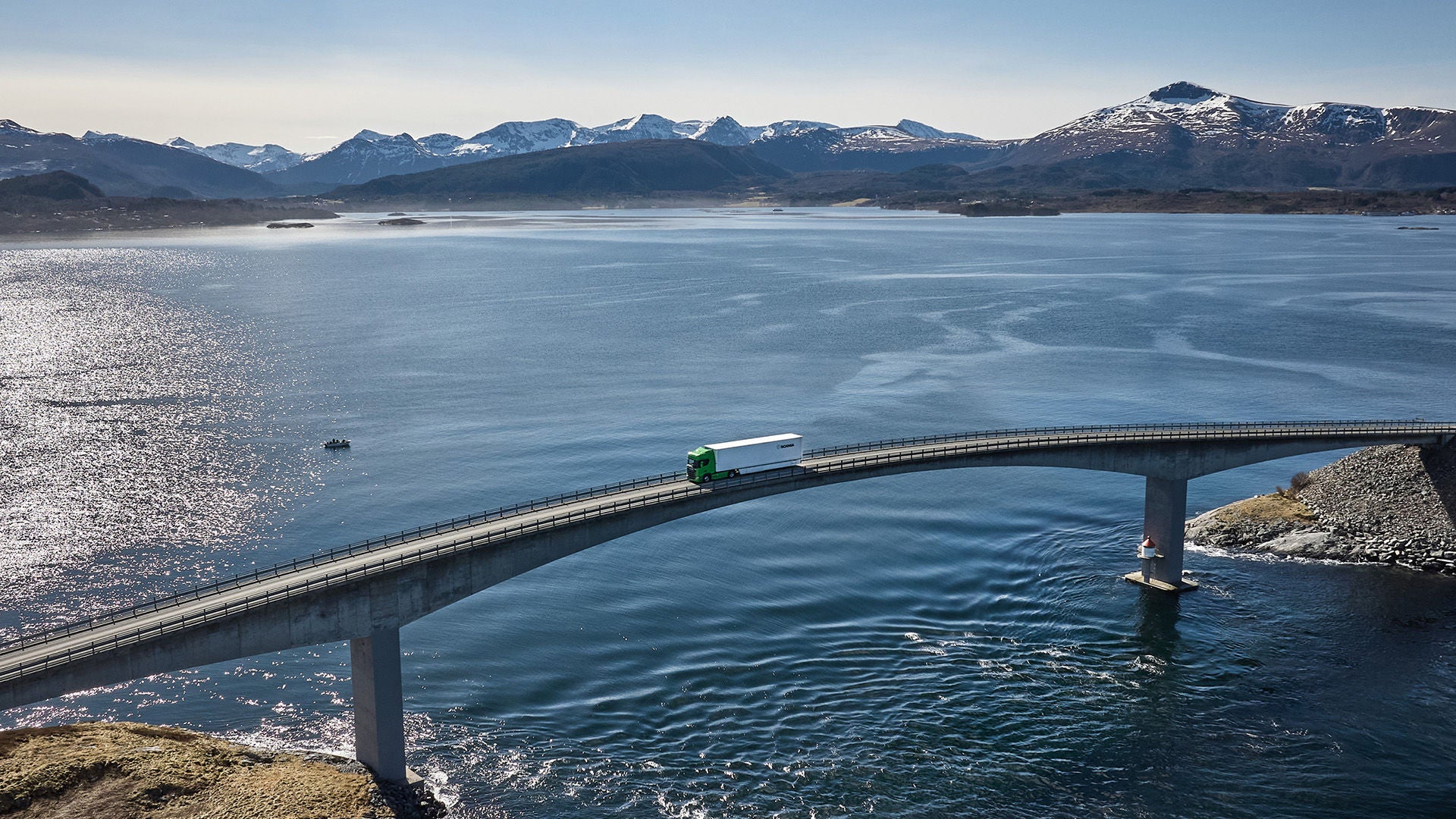 Camion Scania roulant sur un pont