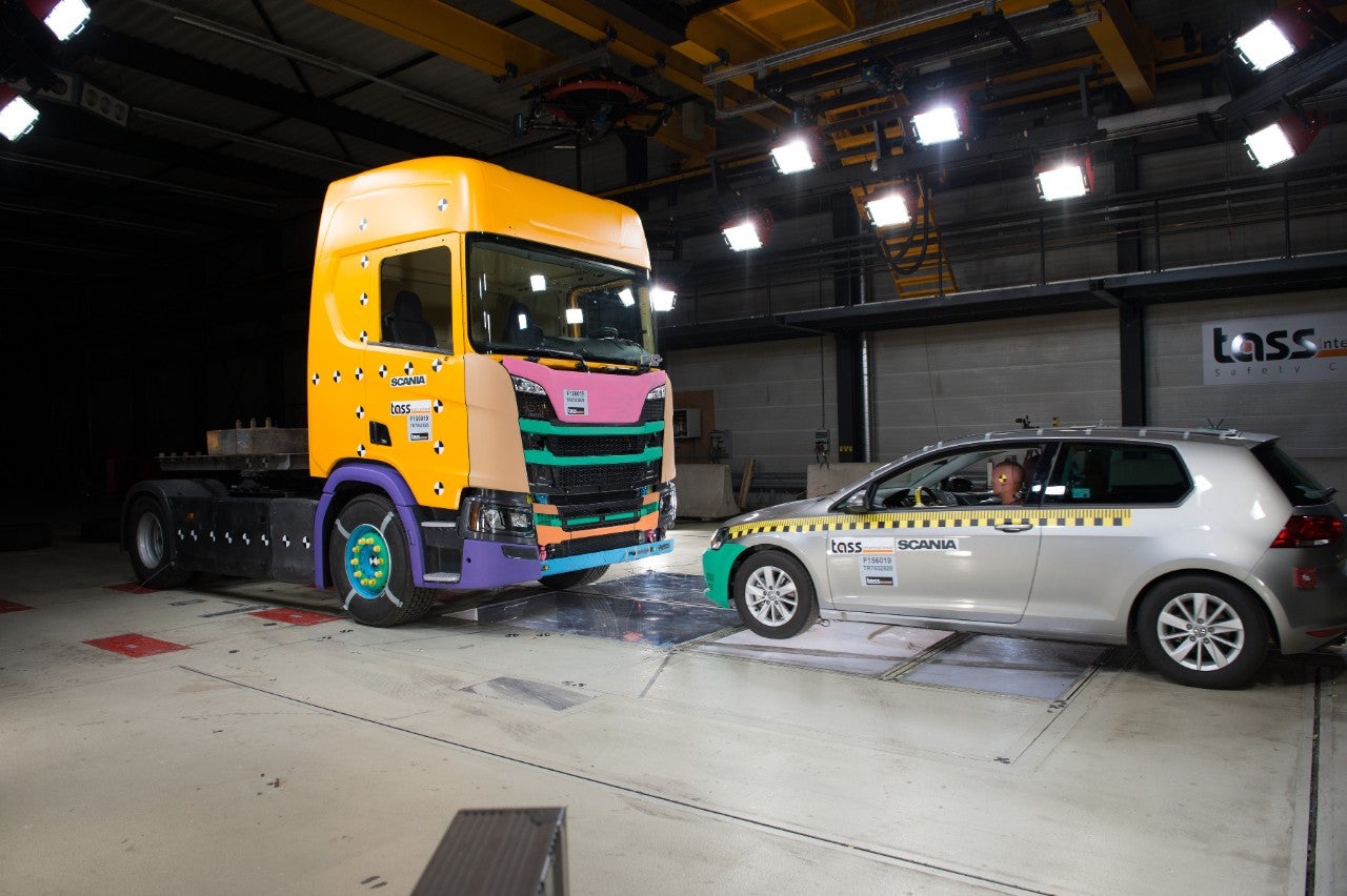 Chrash test car to truck
