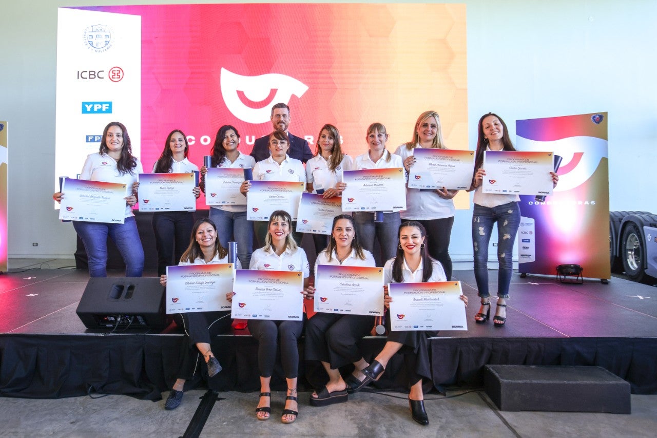 Egresaron doce nuevas conductoras del programa de scania