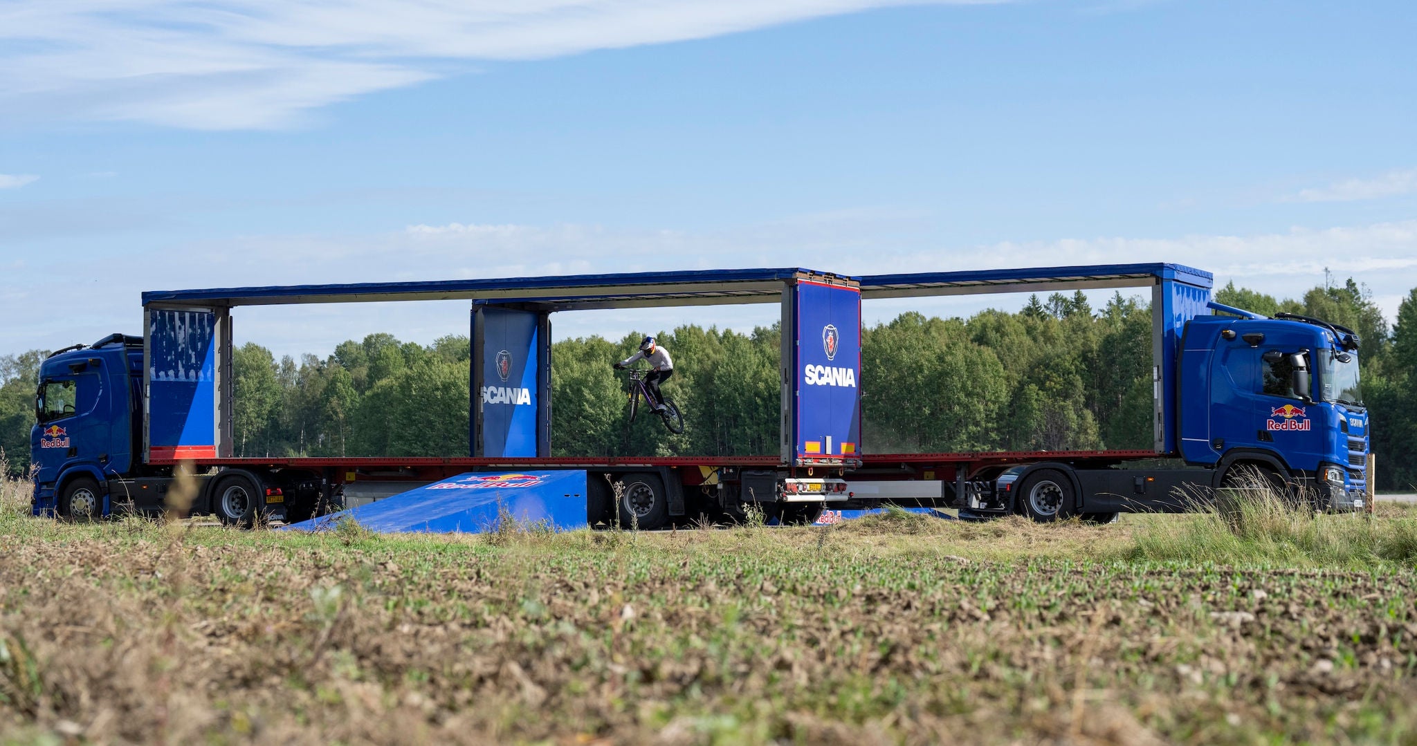 Scania and Red Bull collaborated with rider Matt Jones to Jump through two moving trucks