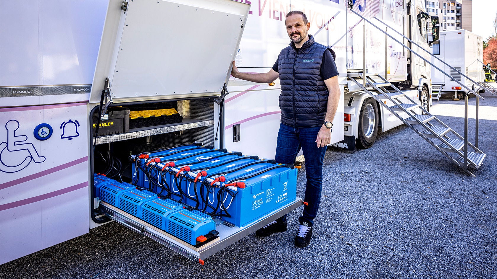 Alexandre Chene, conducteur et régisseur LCR, vérifie les 30 kWh de batteries installées pour l’alimentation électrique de la remorque.