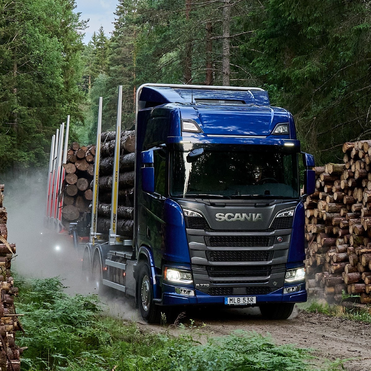 Blå Scania timmer