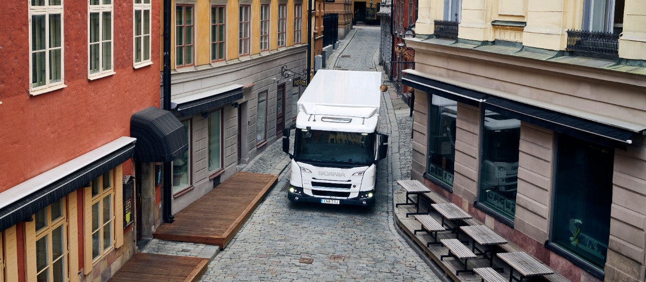 Lastbil för distribution på en liten innerstadsgata