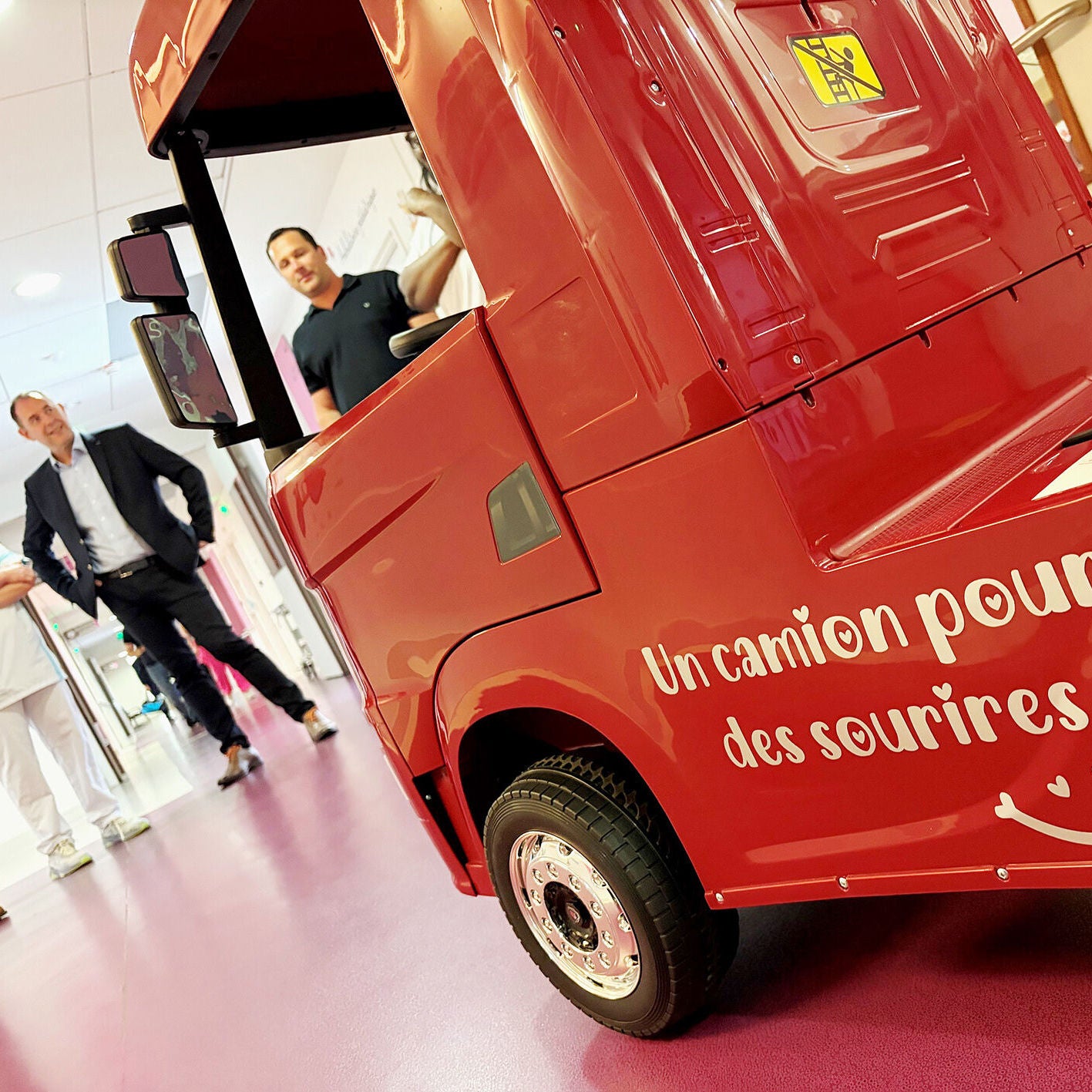Scania adoucit le quotidien des jeunes patients avec l’opération « Un camion pour des sourires »