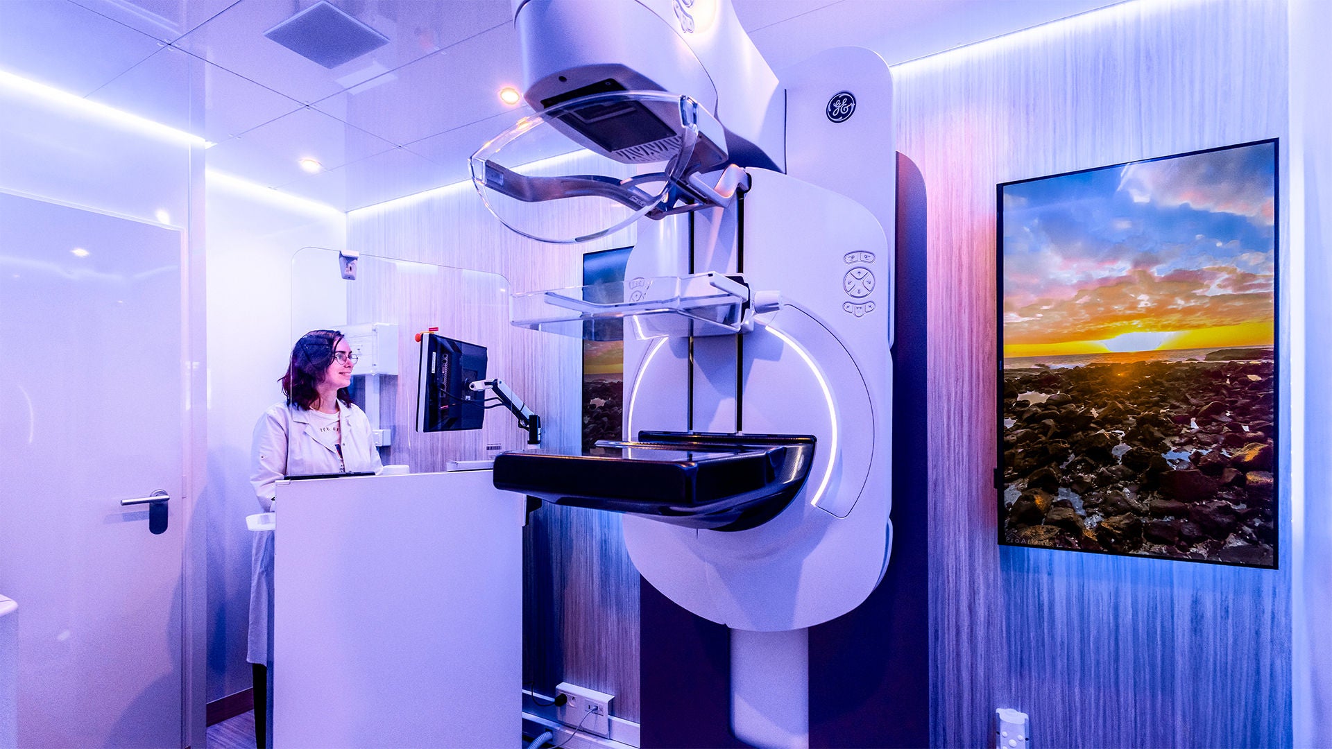 Le mammographe Pristina de GE HealthCare, qui dispose aussi de Dueta, une commande mobile donnée aux femmes durant l‘examen pour régler elles-mêmes la compression du sein.