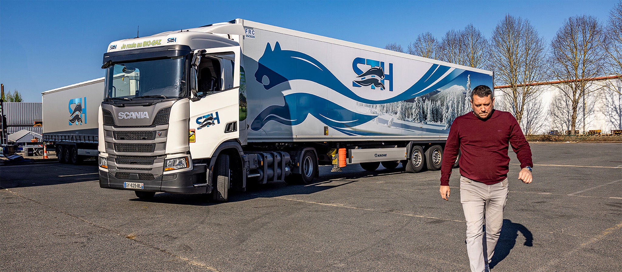 Le Scania gaz de 13,60 mètres affiche fièrement son habillage hivernal distinctif.