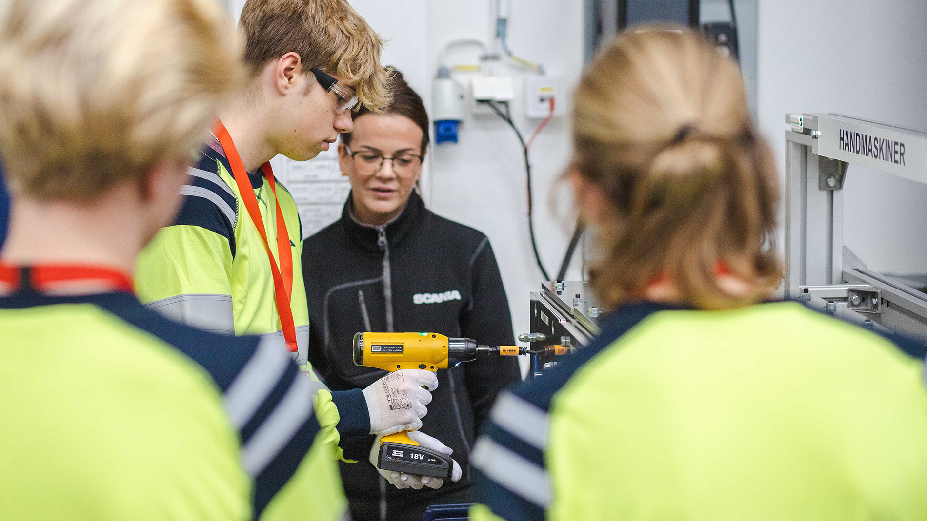 Praktikelever vid Basic Skills testar på monteringsstation med skruvdragare