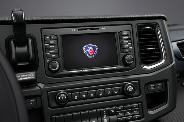 2 DIN med 7" skærm, Bluetooth og navigation.