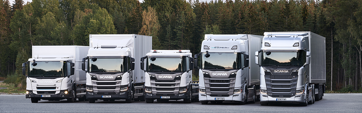 Bild på vita Scania-hytter i olika modeller som står på rad