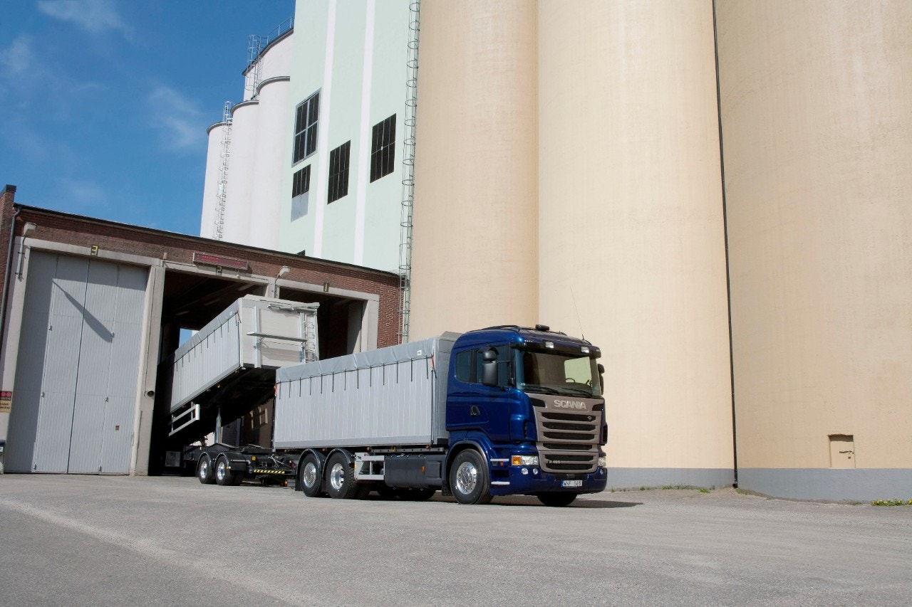 Transport av spannmål som lastar av vid silos