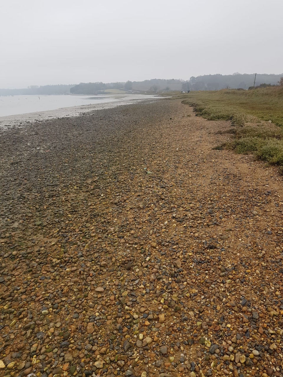 Photo stoney path next to river