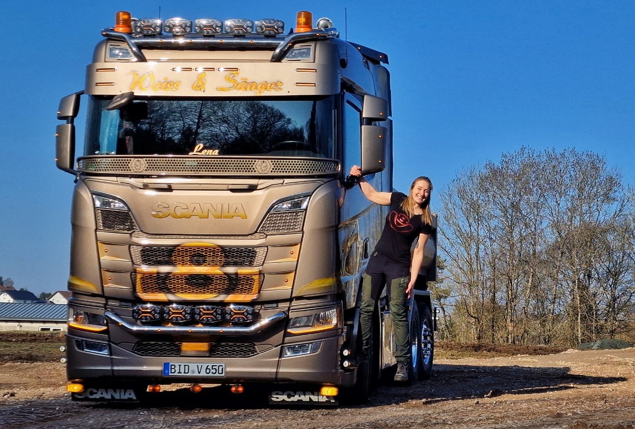Lena Sänger mit ihrem Scania