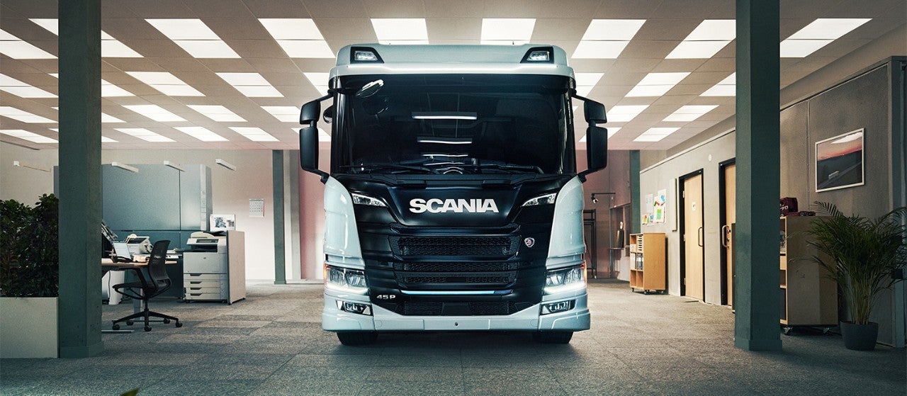 scania elektrisk lastebil i kontormiljø