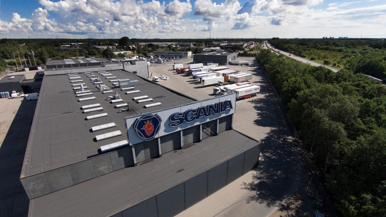 Dronebillede af Scanias lastbilværksted i Ishøj