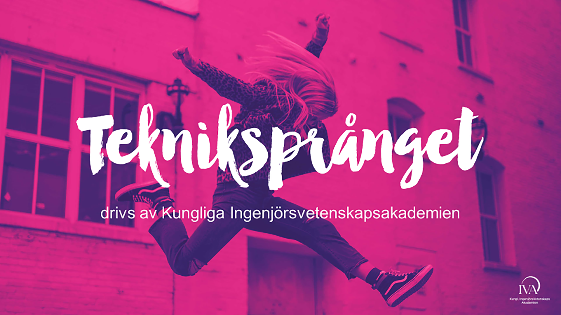 Kurisv text med ordet Tekniksprånget framför en person som hoppar mot en rosa bakgrund