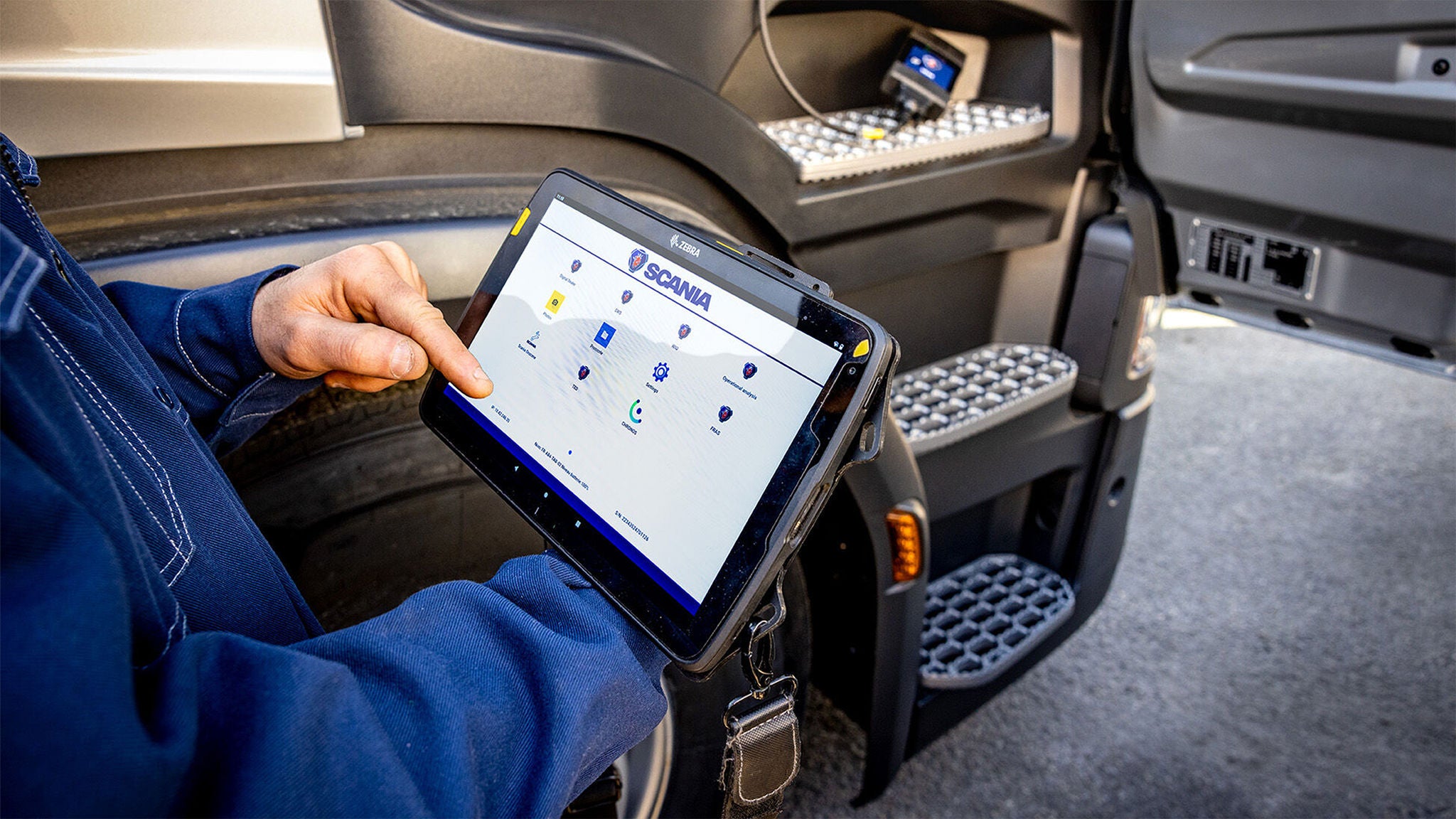 Sébastien, mécanicien, présente l’interface d’accueil de sa tablette.