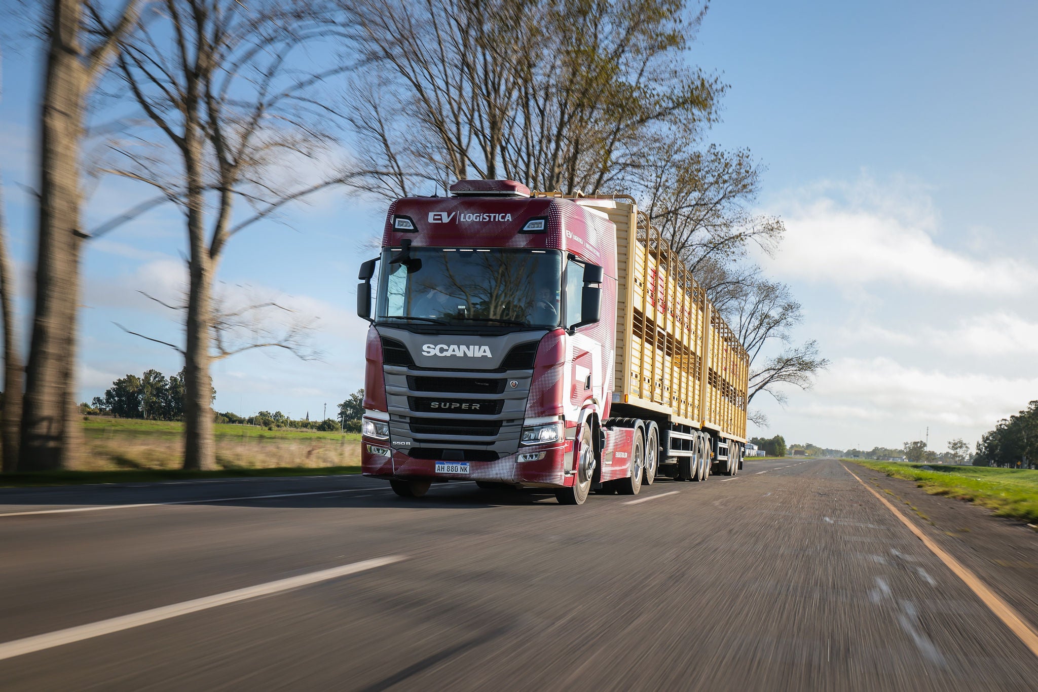  EV LOGÍSTICA INCORPORA SU PRIMER BITREN IMPULSADO POR UN SCANIA SUPER R550