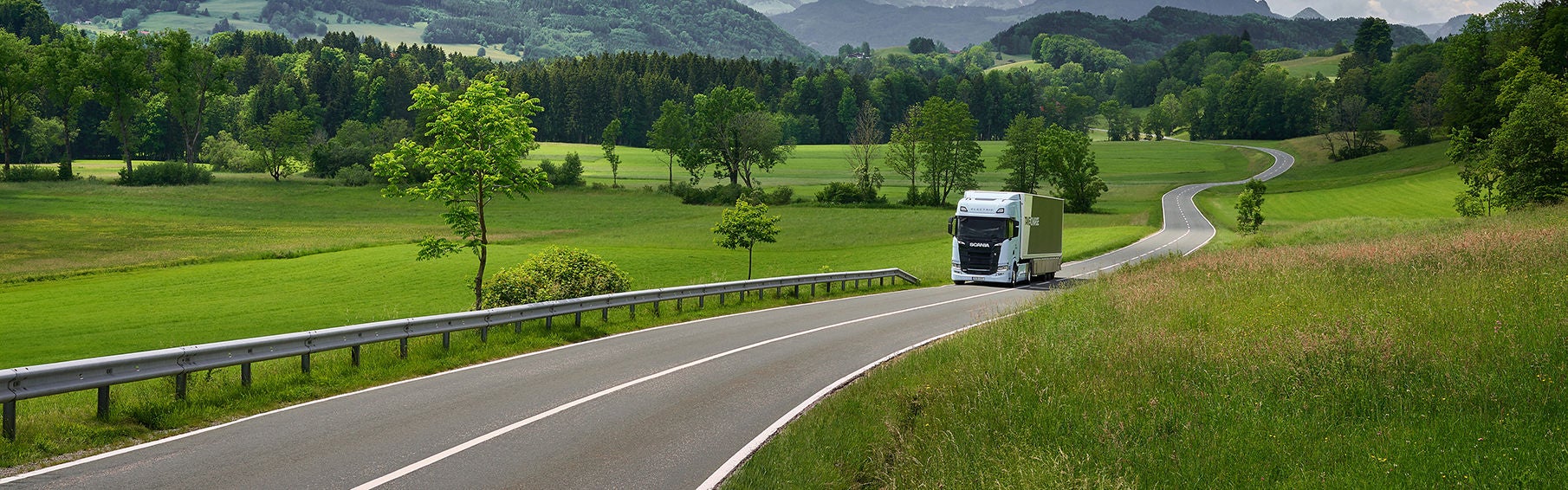 Scania lastbil på landsväg 