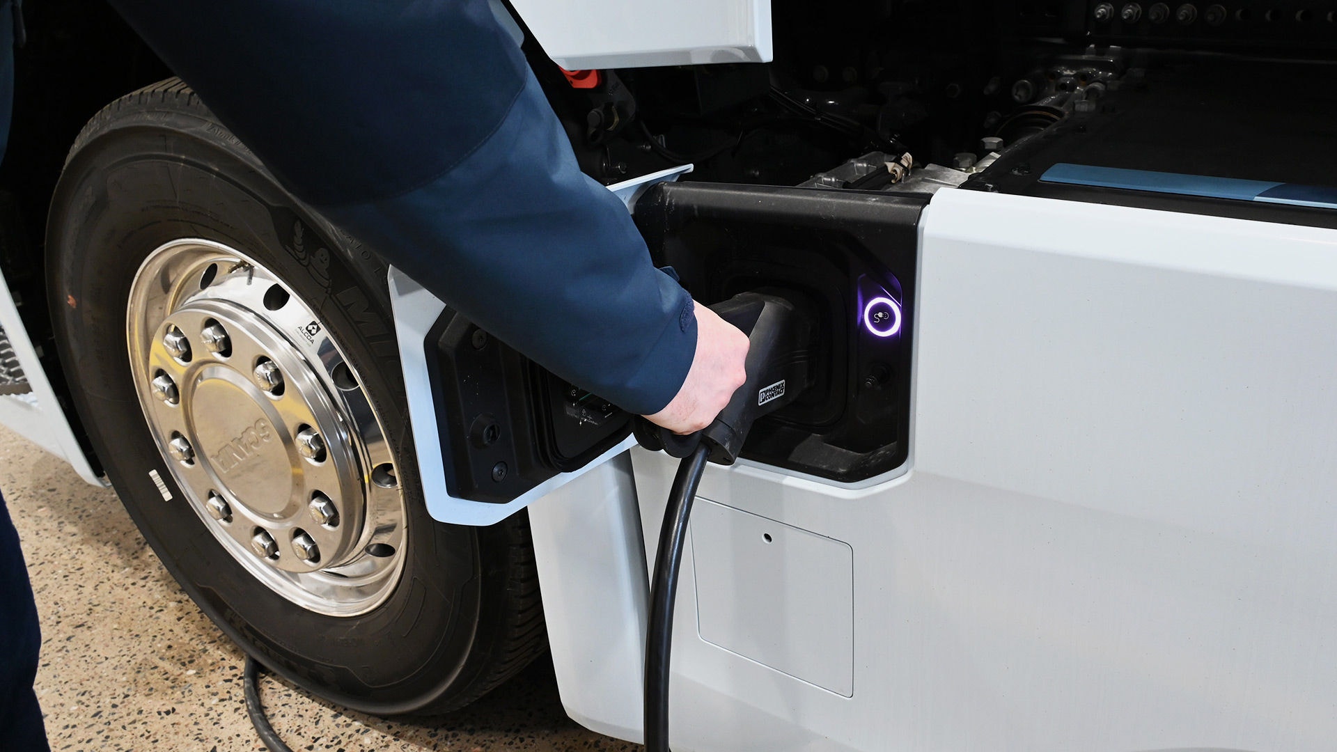 ”Raskaan liikenteen sähkökuorma-autoa ei pääse ihan joka päivä koeajamaan, joten toivotan kaikki tervetulleiksi. Aika kannattaa varata paikalliselta Scania-myyjältä”, Mannfors vinkkaa.