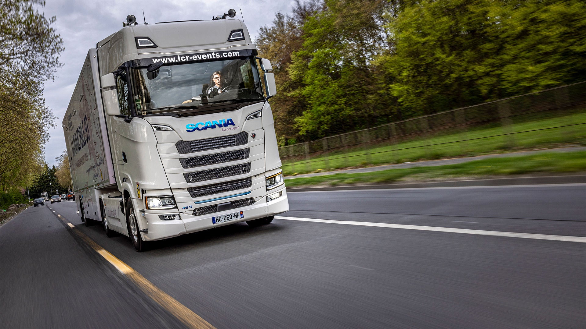 Livré depuis un an, le tracteur Scania 45 S de LCR-Healthcare a été le premier tracteur électrique vendu en France..
