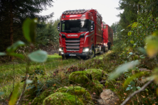 Scania 650 S V8 8x4 V8 rear-steer Highline Wood chip transport with mobile chipper