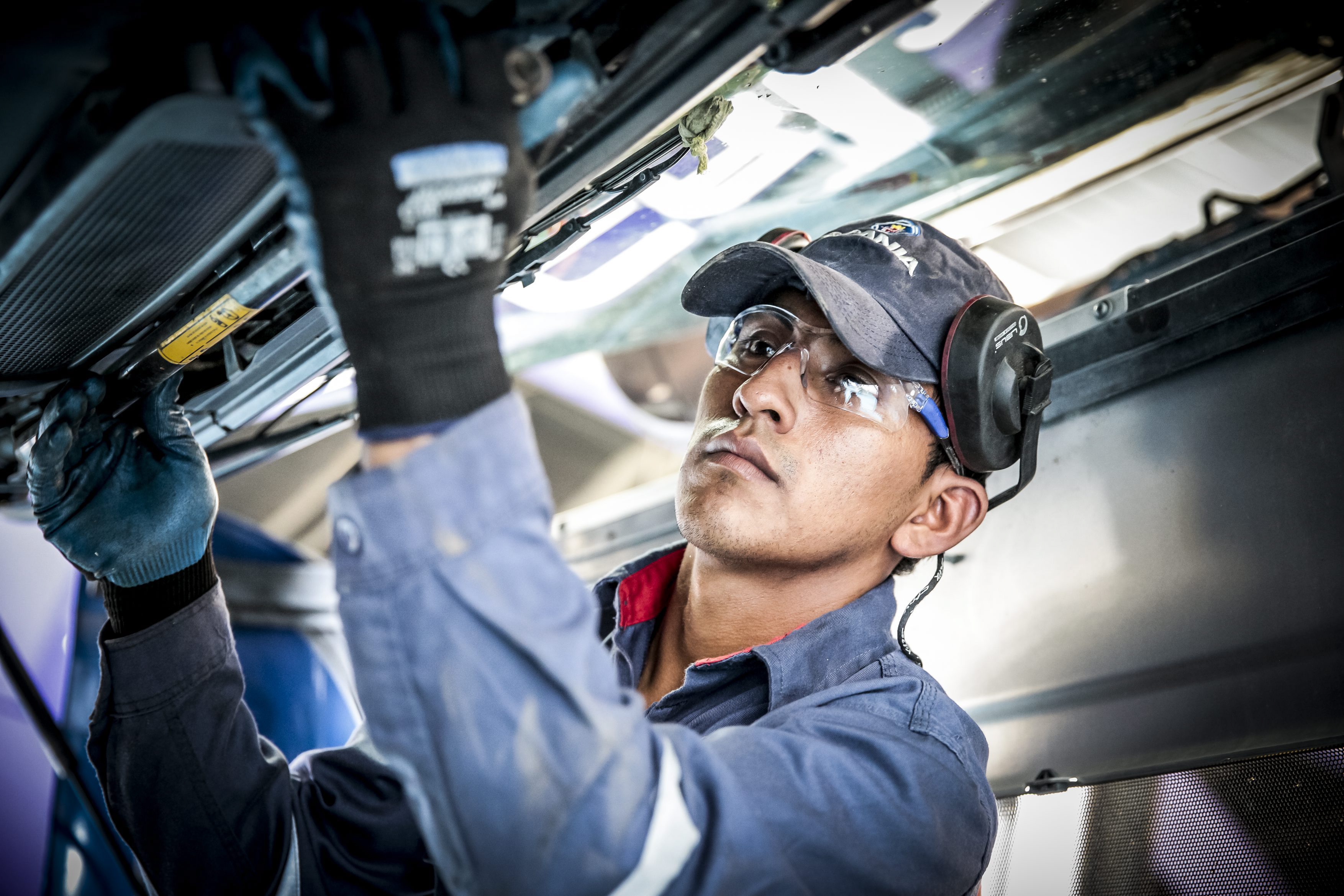 Se necesita Mecánico de motor Se necesita Mecánico de motor