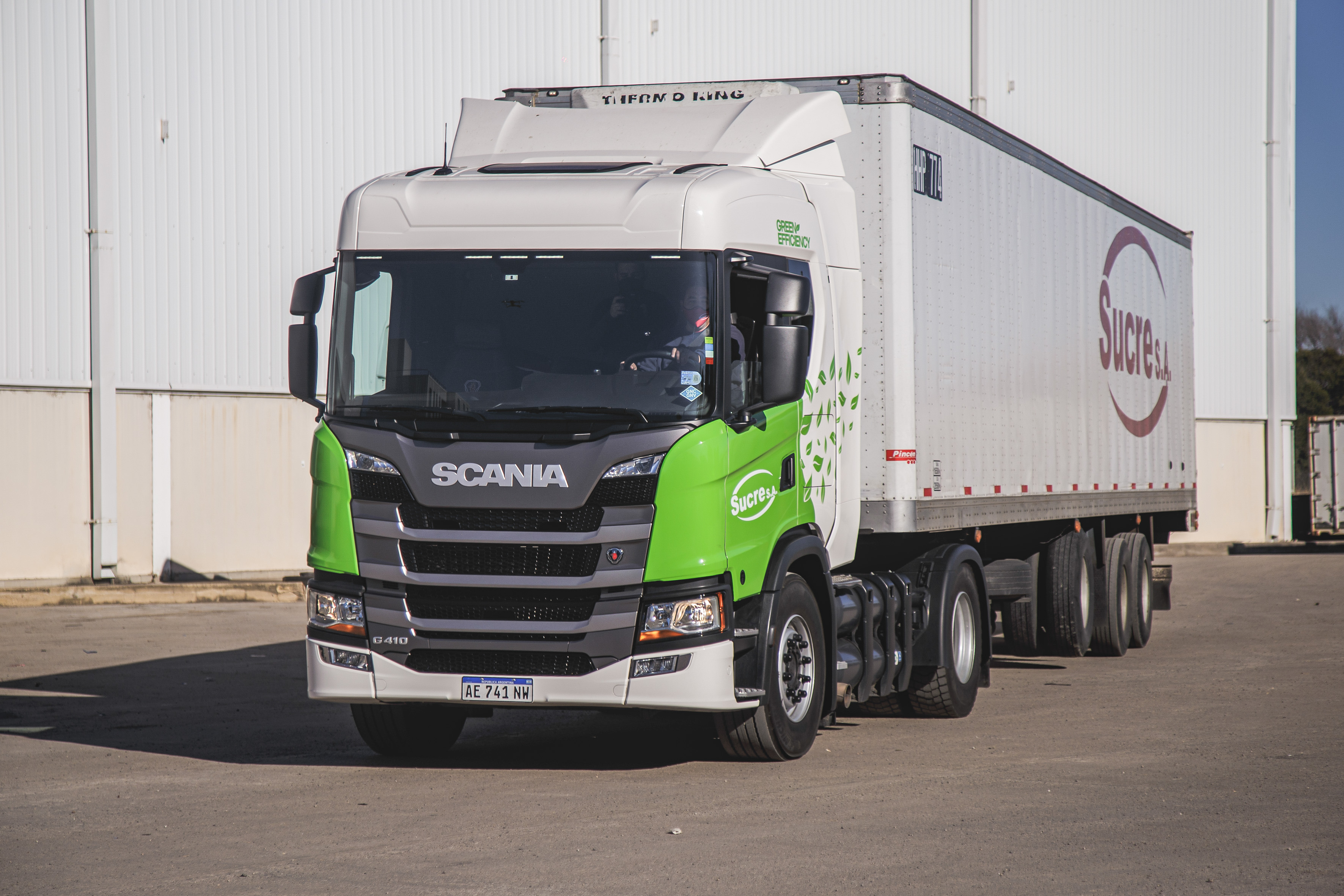 Scania Argentina entregó a la empresa Transporte Sucre un 0 km G410 4X2 de la Línea Green Efficiency, cuya función principal es transportar alimentos entre distintas localidades de Córdoba y San Luis. 
Con experiencia en el sector desde 1986, hace veinte años adquirieron su primer Scania -un 113- y en la actualidad cuentan con una flota de más de treinta camiones, de los cuales dos tercios corresponden a la marca del Griffin. “Apostamos a Scania fuertemente, por lo que significa. Es parte importante de nuestra inversión. Son los pies de nuestra empresa. Sin ellos no podríamos caminar”, expresó Mario Juan Manuel Cavagliatto, fundador y presidente de Transporte Sucre. 
El nuevo vehículo, que ofrece una autonomía de 400 km, es utilizado para transportar galletitas, alfajores y materia prima del cliente Arcor, entre Villa Mercedes, San Luis, y los destinos cordobeses de Colonia Caroya y Córdoba Capital. El recorrido representa aproximadamente 750 km, y fue delineado en función de los puntos de recarga de GNC, en los cuales los tanques pueden ser llenados en menos de media hora.
Fernando Ríos, director de Ventas de Scania Argentina, explicó: “Transporte Sucre eligió contar con los contratos de mantenimiento programado que ofrecemos, como así también con los cursos de capacitación para que sus choferes puedan usufructuar toda la tecnología embarcada en estos camiones, que son de última generación”.
Como empresa líder en el camino hacia un sistema de transporte sustentable, Scania lanzó en 2020 su Línea Green Efficiency, compuesta por camiones, buses y motores impulsados por combustibles alternativos al diésel, entre los cuales se destacan el gas y el biogás. A través de su programa DemoTrucks, ofrece a los clientes comprobar, en condiciones reales de operación, cuáles son los beneficios de estas unidades en cuanto a menores emisiones contaminantes, mayor ahorro de combustible y menor rumorosidad.
