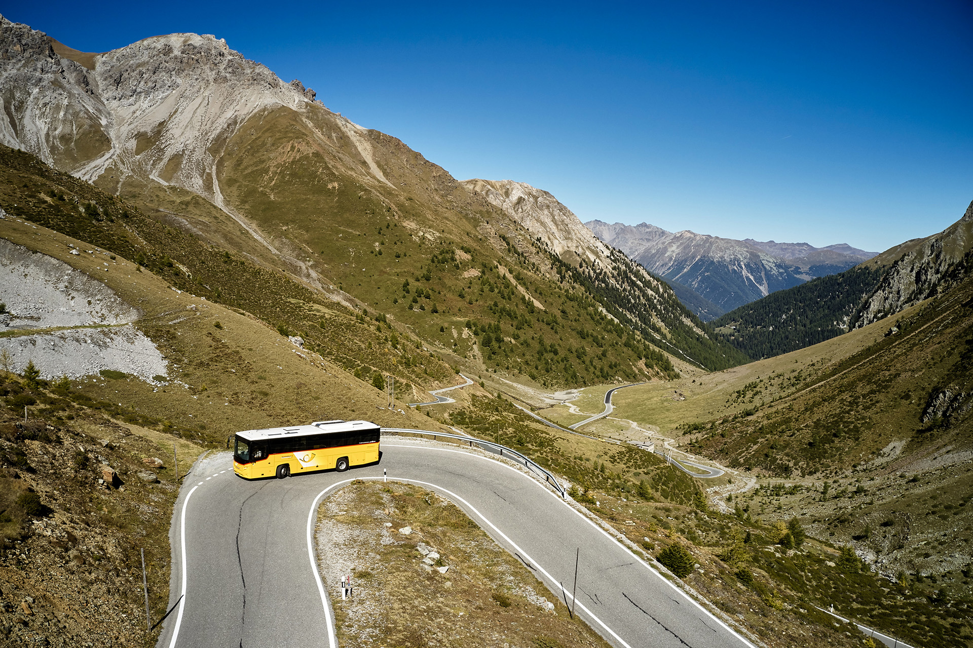 Scania Bergwelt mit Postauto in Stelvio Scania Bergwelt mit Postauto in Stelvio