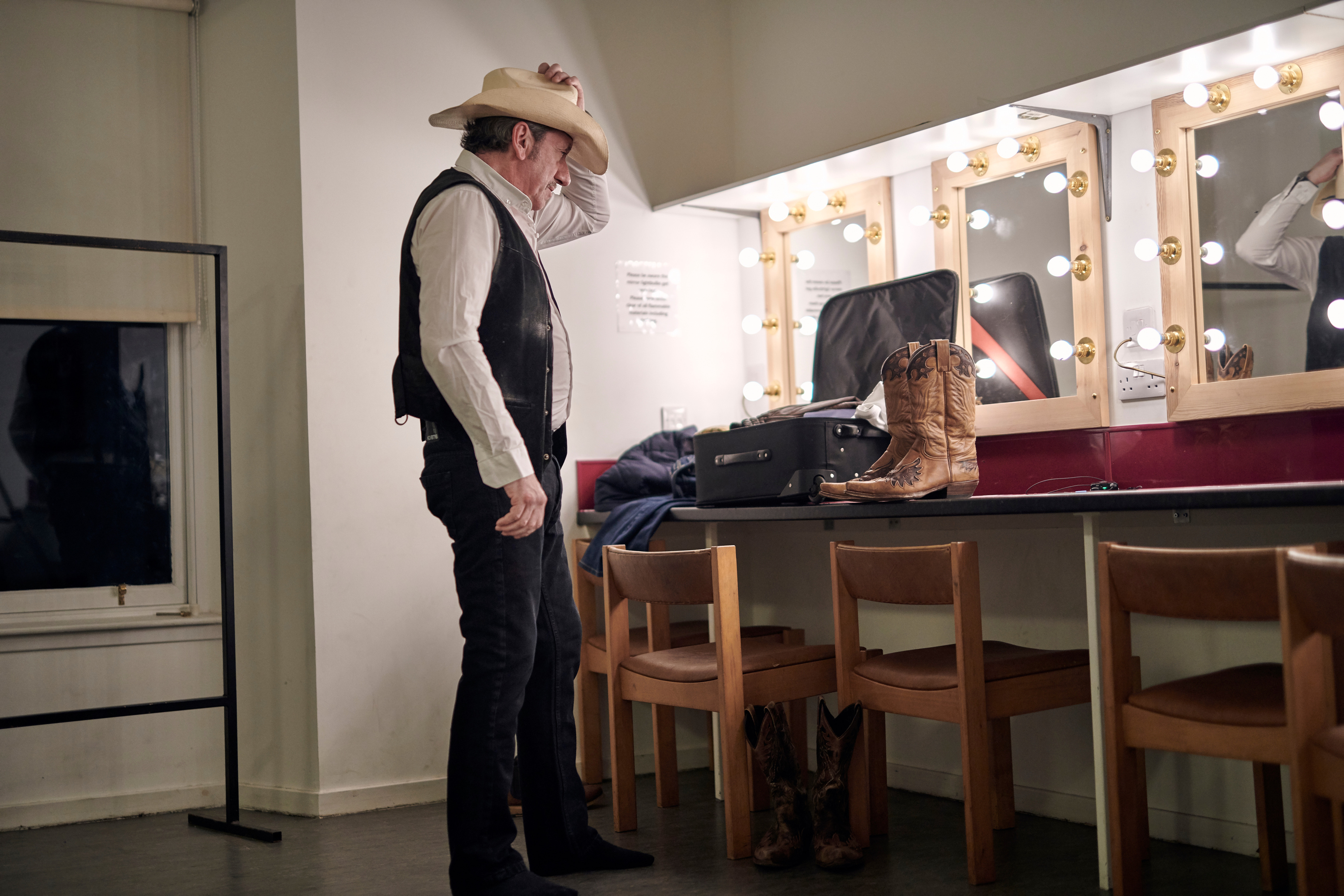 Backstage: Joe Moore macht sich im Theatre Royal im schottischen Dumfries bereit, vor sein Publikum zu treten. Backstage: Joe Moore macht sich im Theatre Royal im schottischen Dumfries bereit, vor sein Publikum zu treten.