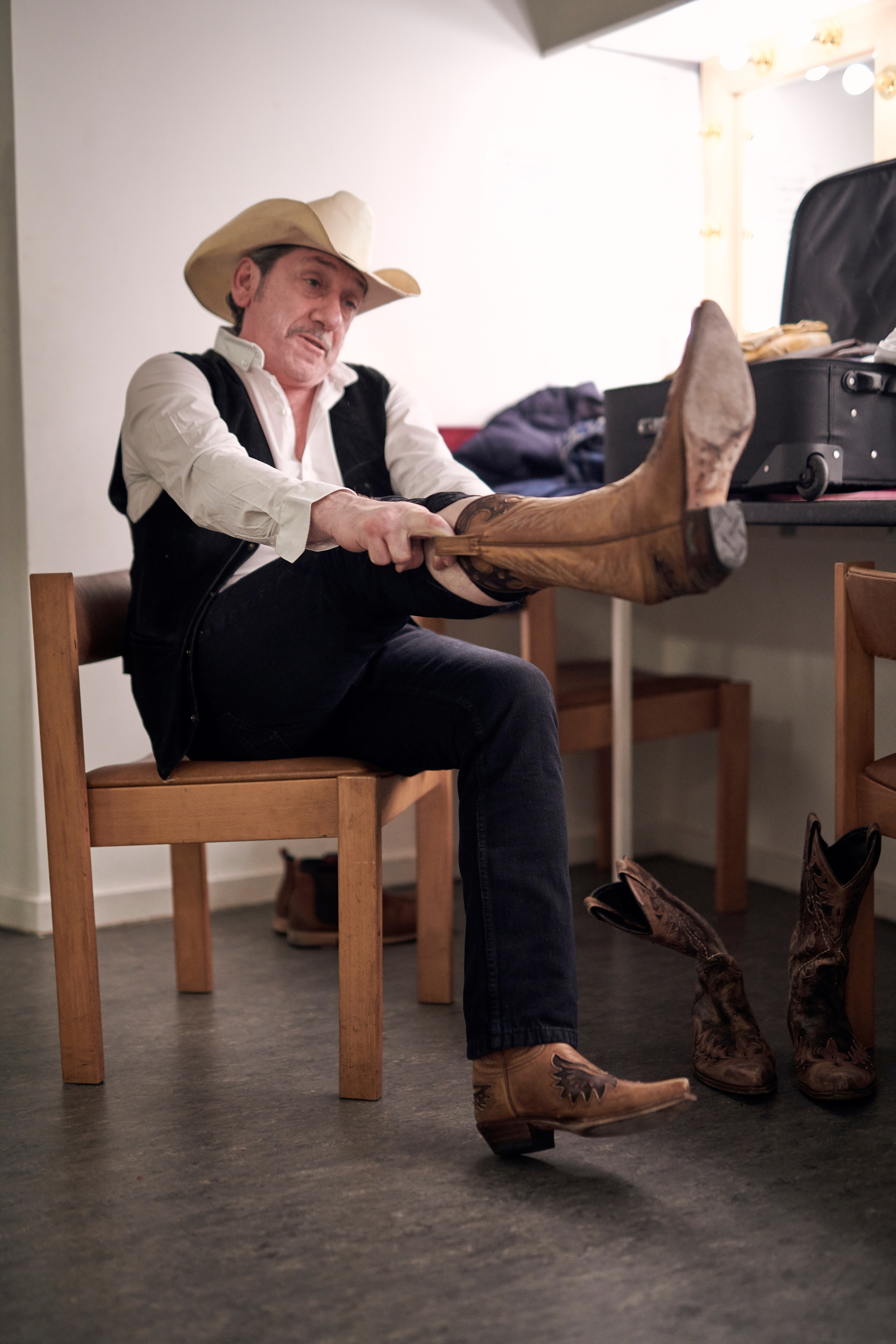 Backstage: Joe Moore macht sich im Theatre Royal im schottischen Dumfries bereit, vor sein Publikum zu treten. Backstage: Joe Moore macht sich im Theatre Royal im schottischen Dumfries bereit, vor sein Publikum zu treten.