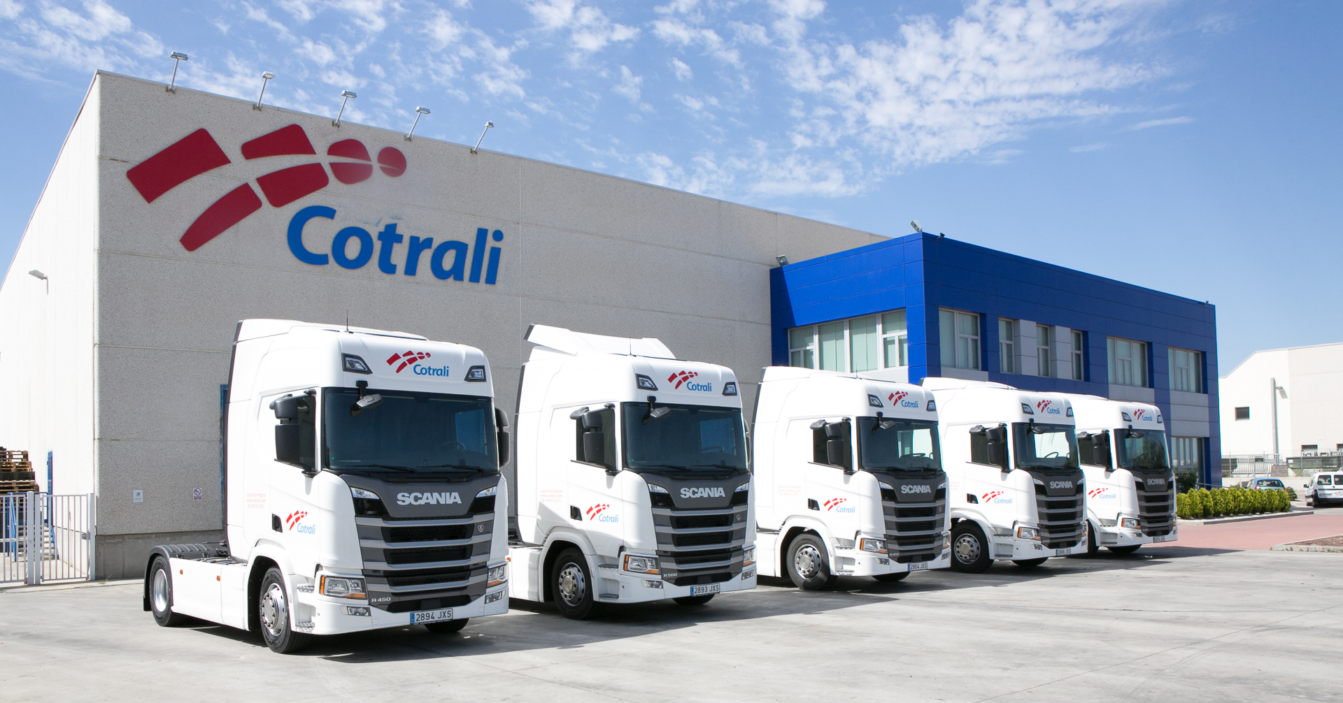Una Empresa De Transporte Adquiere 5 Furgonetas