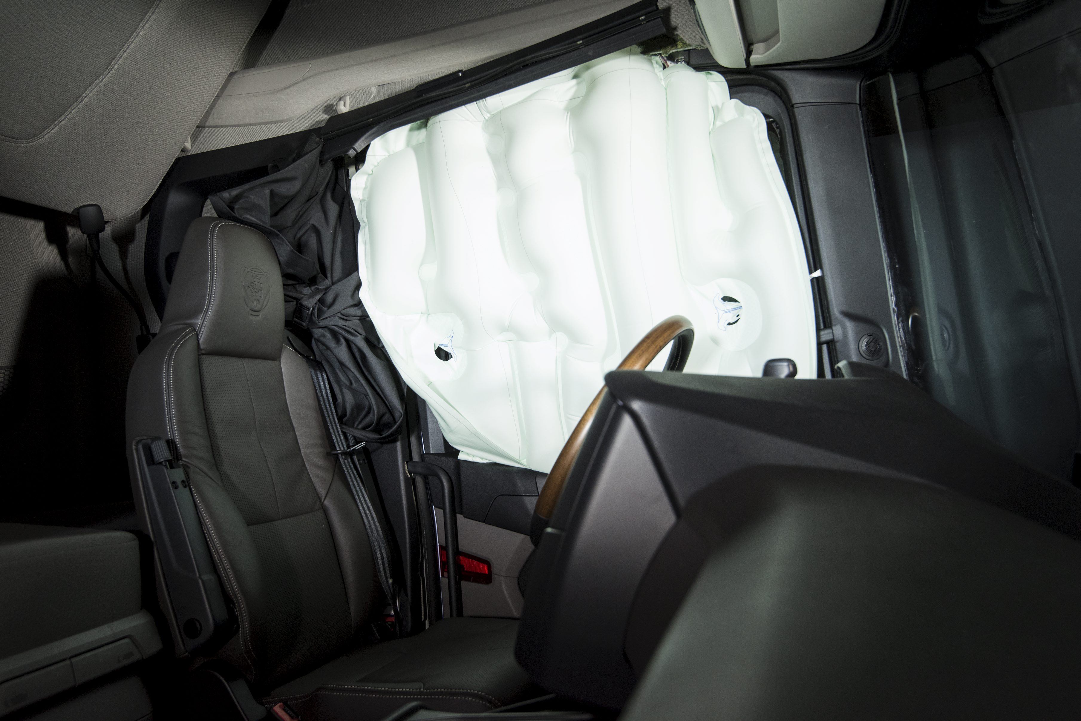 Le premier airbag latéral de renversement pour camions du monde