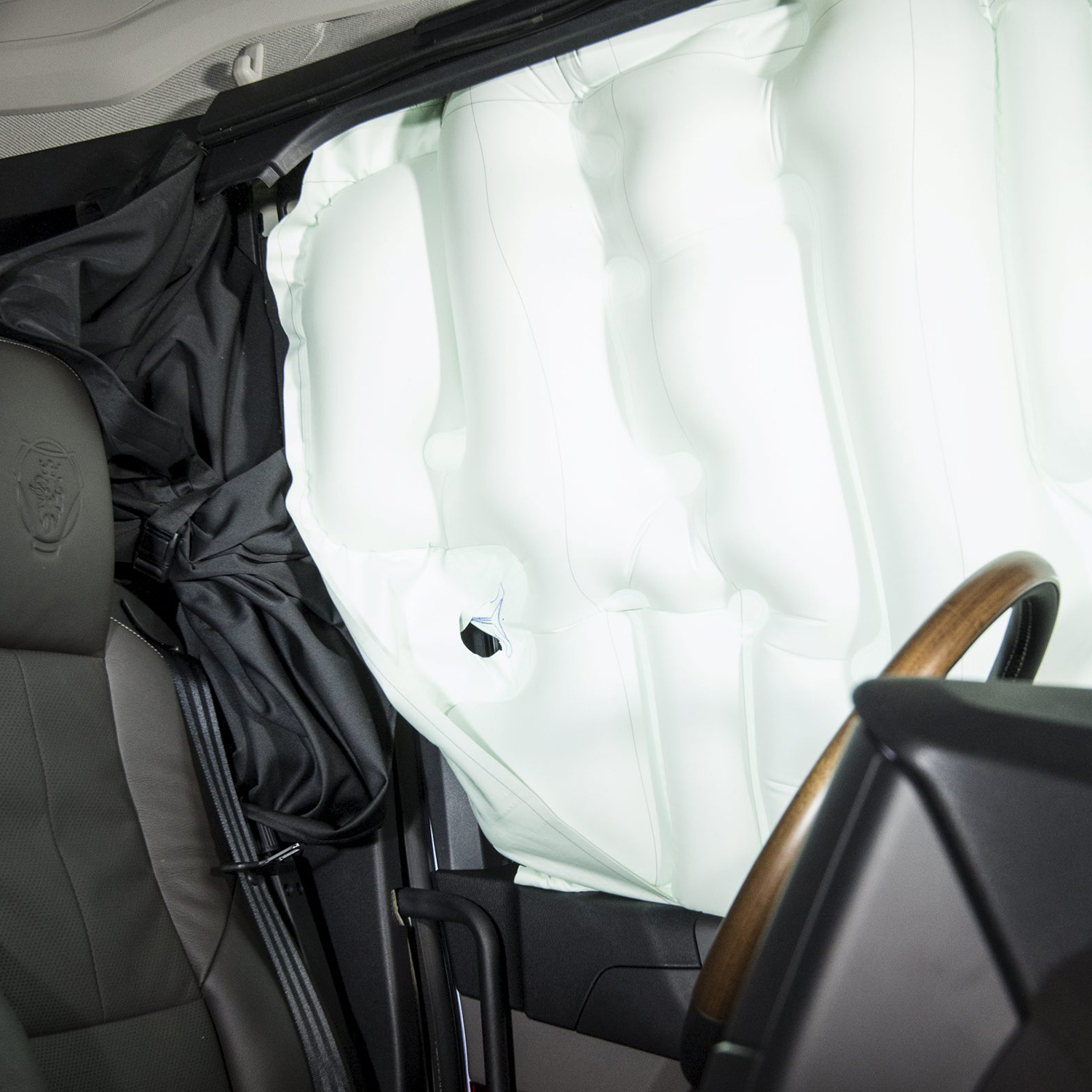 Debutto mondiale degli airbag laterali a tendina sui veicoli